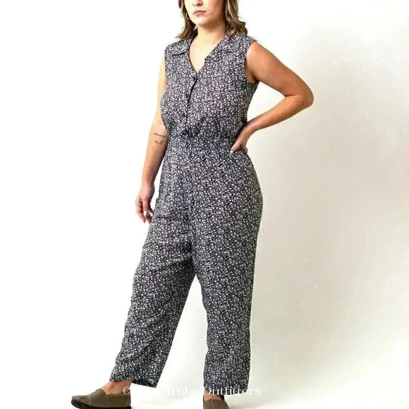 Black & White Ditsy Floral Collared Sleeveless Romper - Picture 3 of 8